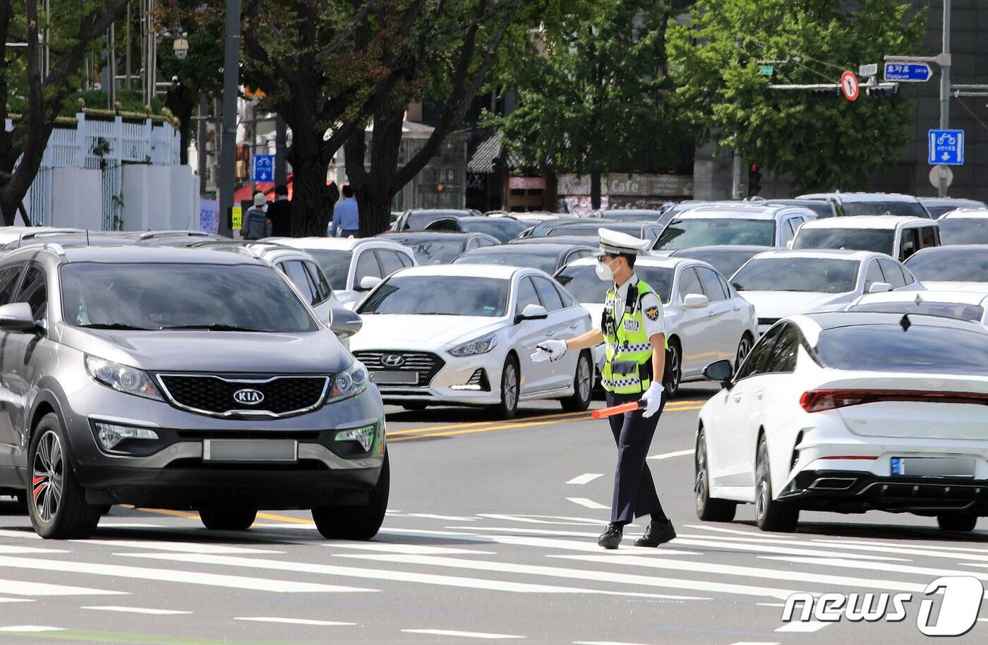  10일 오후 서울 광화문삼거리에서 경찰이 교통정리를 하고 있다. 2022.9.10/뉴스1 ⓒ News1 구윤성 기자