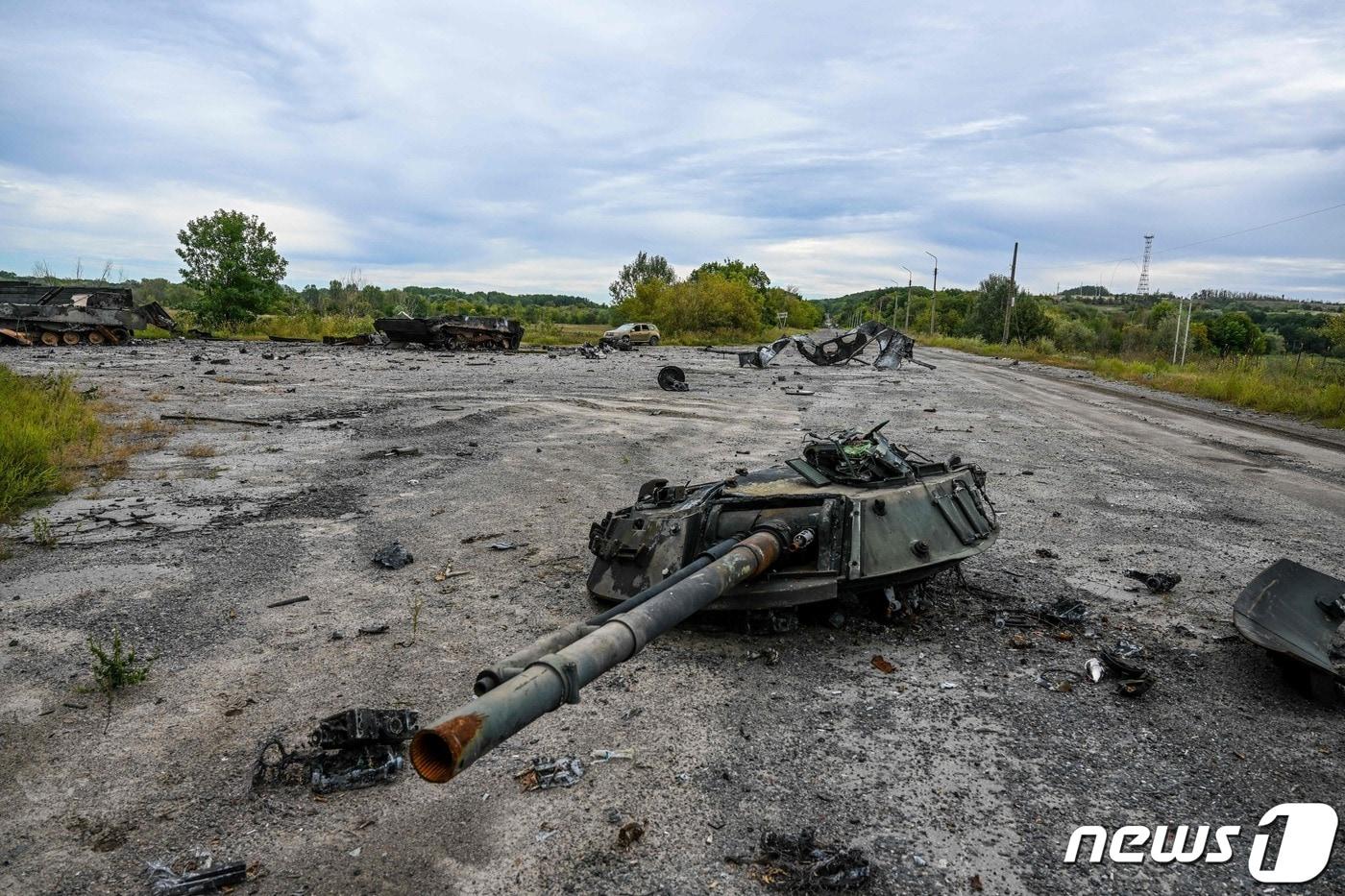 10일&#40;현지시간&#41; 우크라이나 하르키우에서 파괴된 러시아 군 탱크의 잔해가 보인다. ⓒ AFP=뉴스1 ⓒ News1 우동명 기자