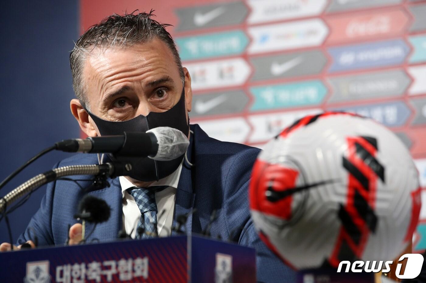 파울루 벤투 대한민국 축구 국가대표 감독이 13일 오전 서울 종로구 축구회관에서 코스타리카, 카메룬 등 9월 A매치 소집 선수단을 발표하고 있다. 1년6개월 만에 태극마크를 다는 이강인을 비롯해 손흥민, 김민재, 황의조, 황인범, 이재성 등 선수단 26인은 오는 19일 경기 파주 NFC에 소집될 예정이다. 2022.9.13/뉴스1 ⓒ News1 이승배 기자