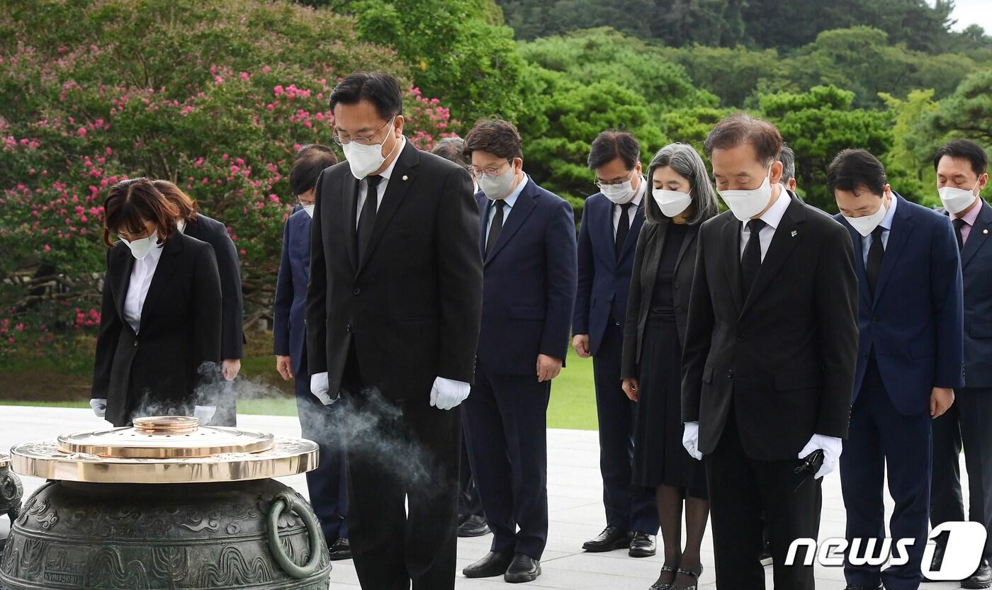 정진석 국민의힘 비상대책위원장과 권성동 원내대표를 비롯한 비대위원들이 14일 서울 동작구 국립서울현충원을 찾아 참배를 하고 있다. 2022.9.14/뉴스1 ⓒ News1 국회사진취재단