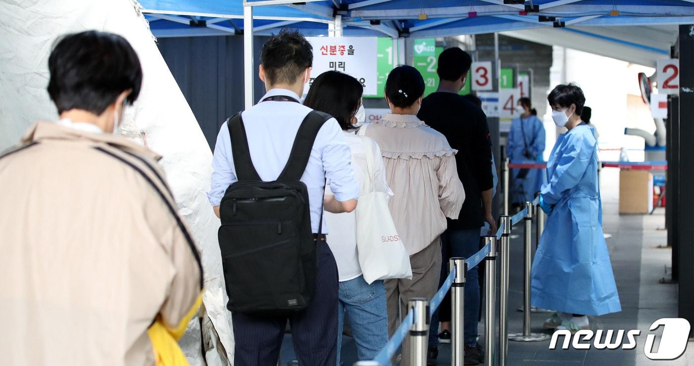 14일 오전 서울 용산구보건소 신종 코로나바이러스 감염증&#40;코로나19&#41; 선별진료소를 찾은 시민들이 검사를 받기 위해 대기하고 있다. 2022.9.14/뉴스1 ⓒ News1 박지혜 기자