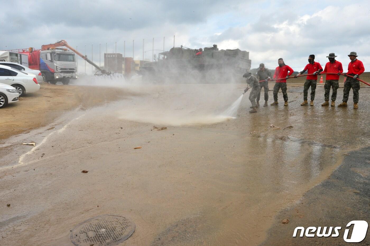 육군 2작전사령부와 해병대1사단 대원들이 14일 태풍 힌남노 피해 지역인 경북 포항시 남구 대송면에서 화생방 제독차량으로 도로에 쌓인 토사를 제거하고 있다. 2022.9.14/뉴스1 ⓒ News1 최창호 기자