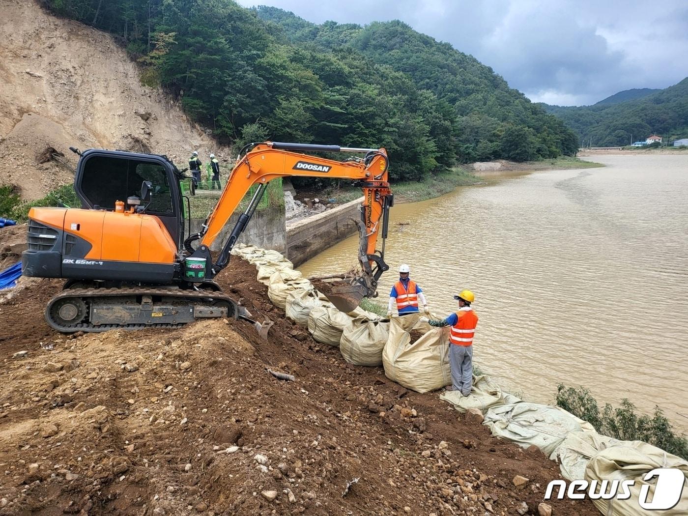 경주 권이저수지 피해복구 작업 모습. ⓒ News1