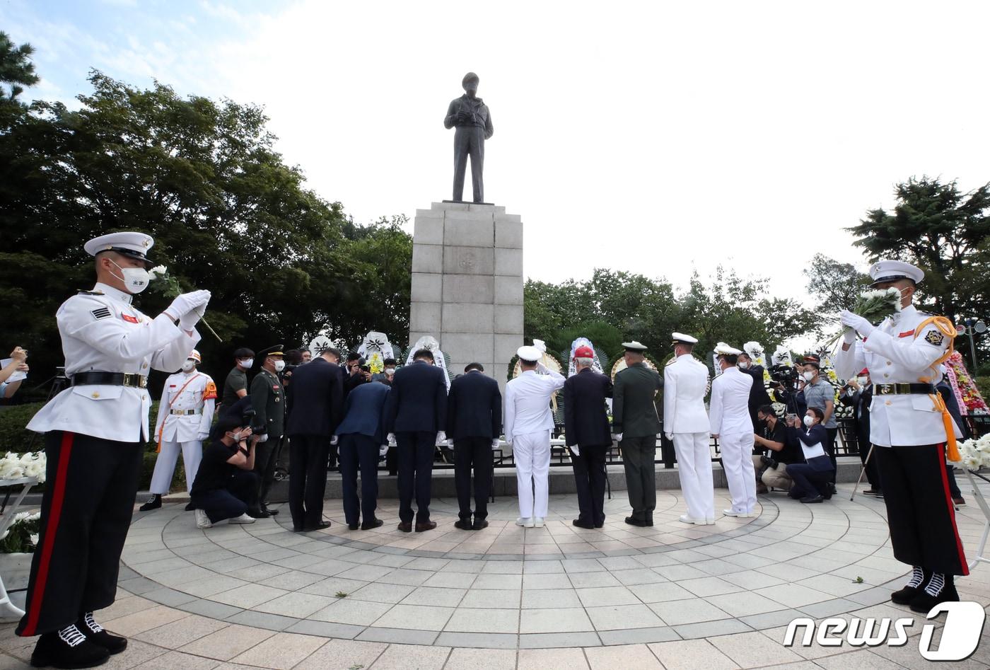 6.25전쟁 참전 용사 및 인천시 관계자들이 15일 인천시 중구 맥아더 장군 동상이 있는 자유공원에서 참배 행사를 하고 있다.   2022.9.15/뉴스1 ⓒ News1 정진욱 기자