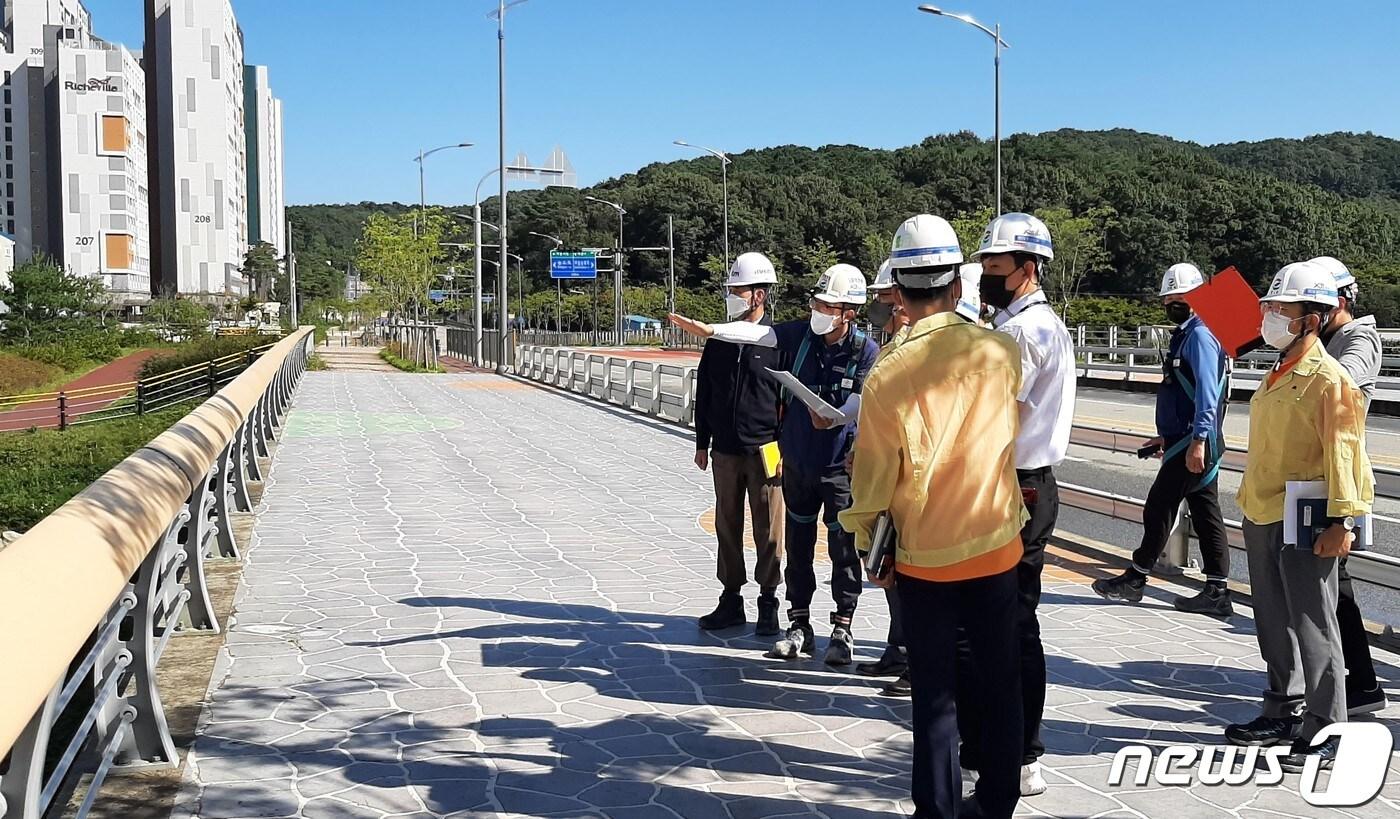 계룡시 안전관리 민관 합동점검반이 한 공동주택 건설현장에서 안전 실태를 점검하고 있다. &#40;계룡시 제공&#41;