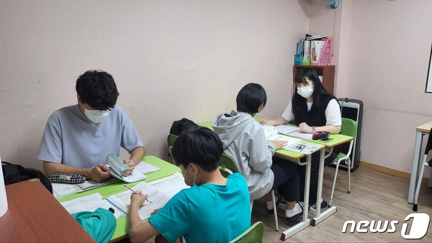 대구 서구 평리동 둥지지역아동센터서 진행되는 &#39;대학생과 함께하는 멘토링 스쿨&#39;. 2022.9.16/뉴스1 ⓒ News1 이성덕 기자