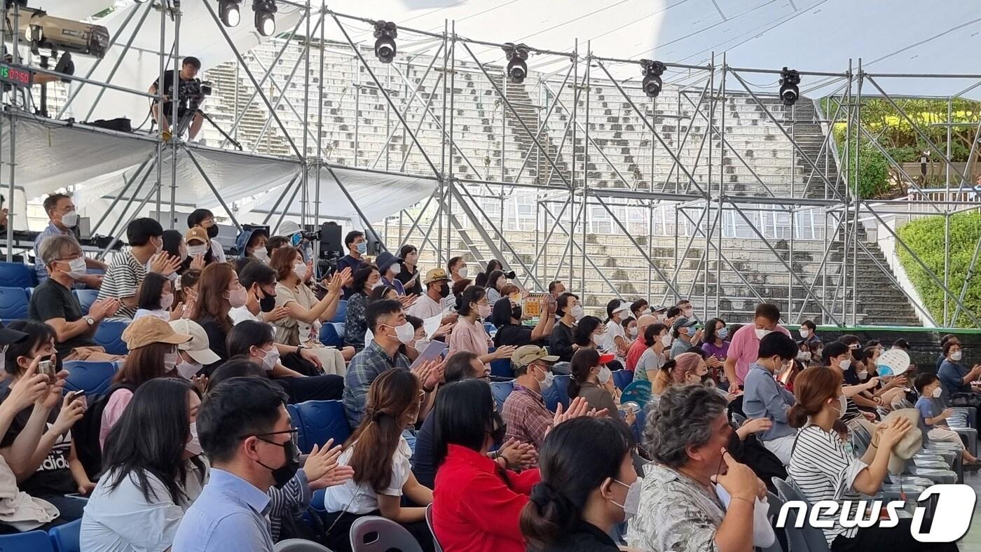 18일 오후 3시 전북 전주시 덕진구 한국소리문화의전당 야외공연장에서 펼쳐진 전주세계소리축제 &#39;서산박첨지놀이&#39; 공연에서 관람객들이 박수갈채를 보내고 있다.2022.9.18/뉴스1 이지선기자