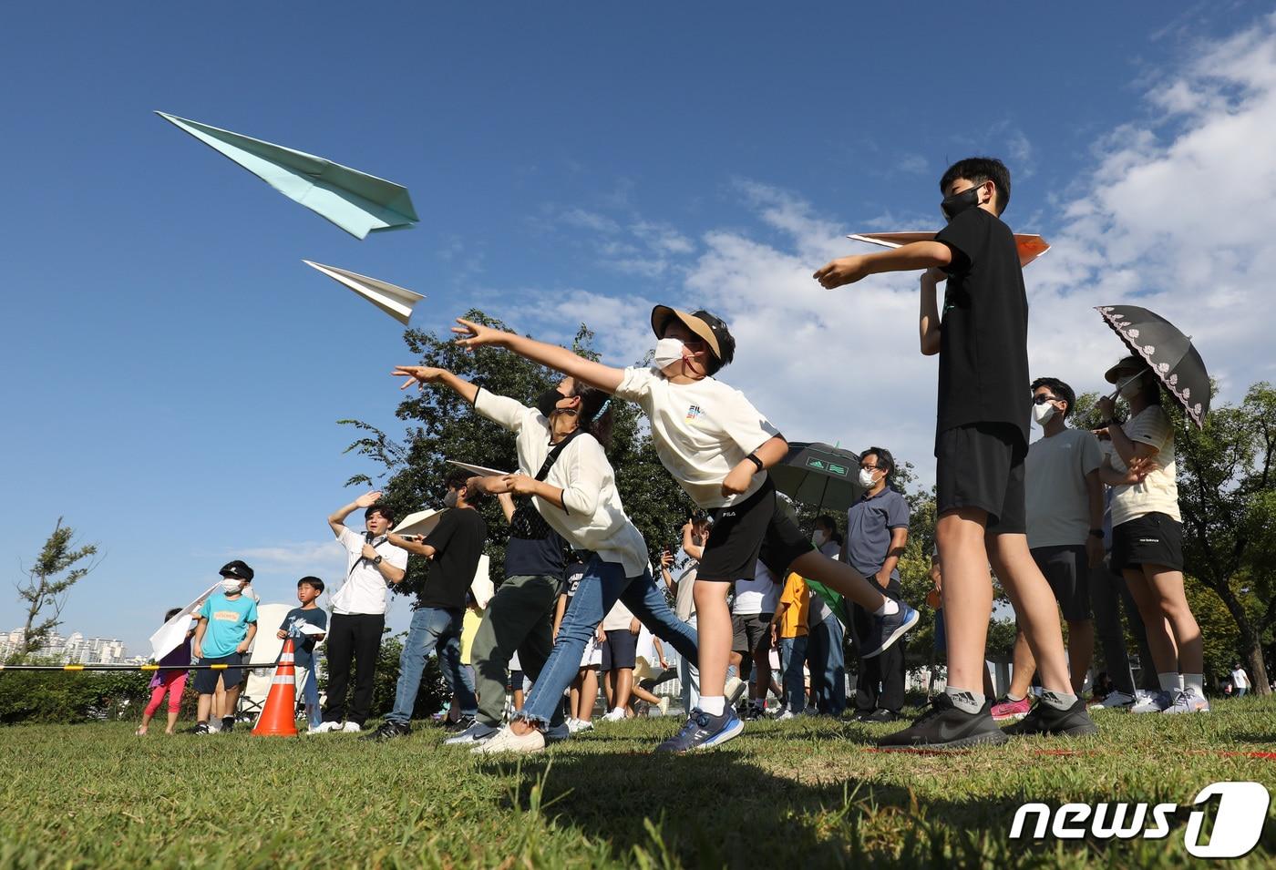 서울 영등포구 여의도한강공원 잔디마당에서 지난해 9월 열린 &#39;2022 한강 종이비행기 축제&#39;에 참가한 가족들이 점보 종이비행기 예선전을 치르고 있다. /뉴스1 ⓒ News1 이성철 기자