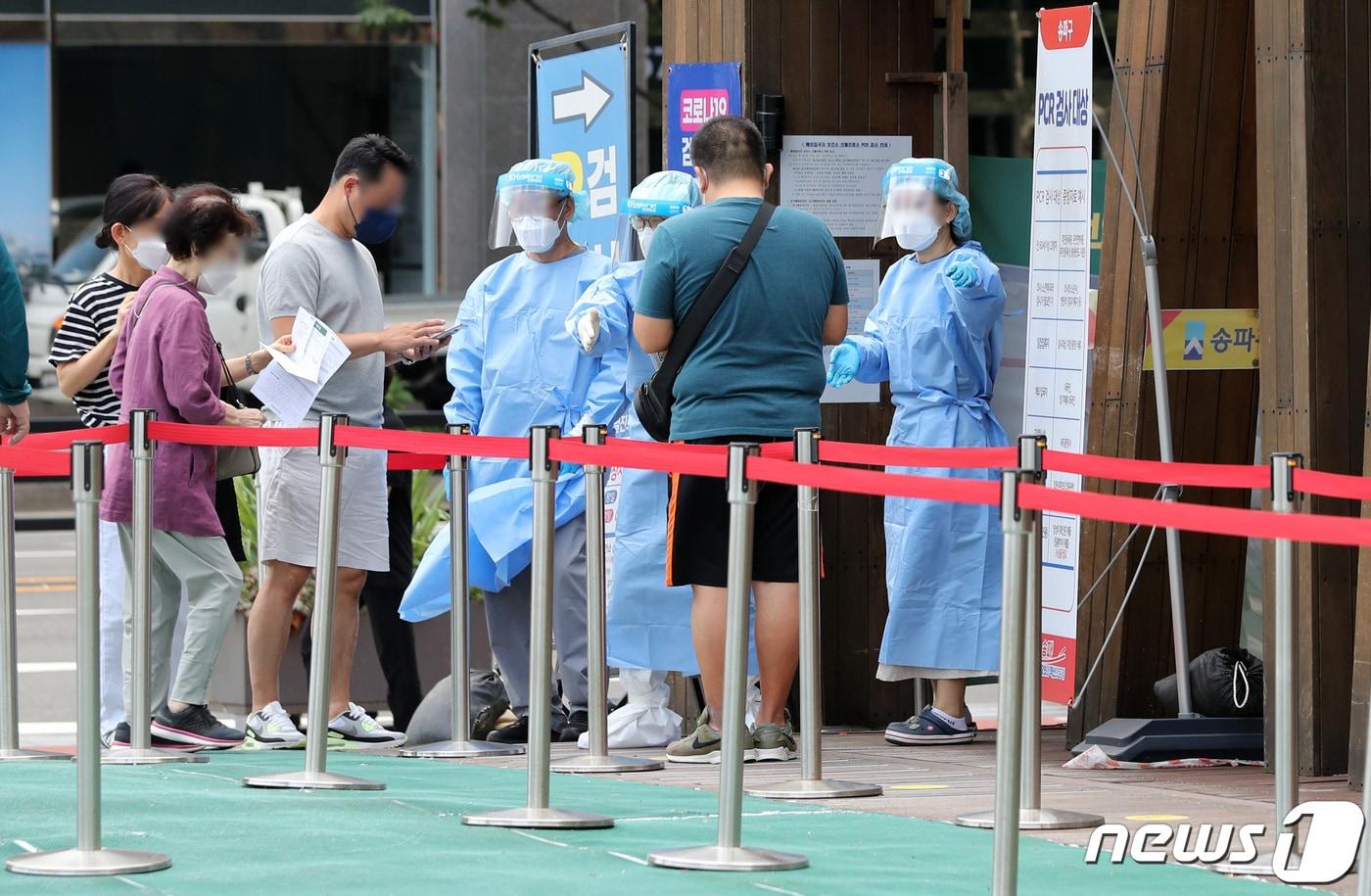 19일 오전 서울 송파구보건소에 마련된 신종 코로나바이러스 감염증&#40;코로나19&#41; 선별진료소에서 시민들이 검사를 받기 위해 순서를 기다리고 있다. 2022.9.19/뉴스1 ⓒ News1 구윤성 기자