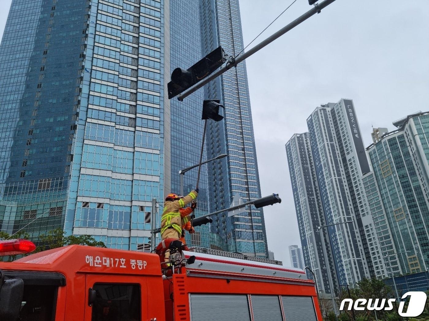  부산 해운대구 중동 한 도로 신호등이 떨어져 소방대원이 조치를 하고 있다.&#40;부산소방재난본부 제공&#41;