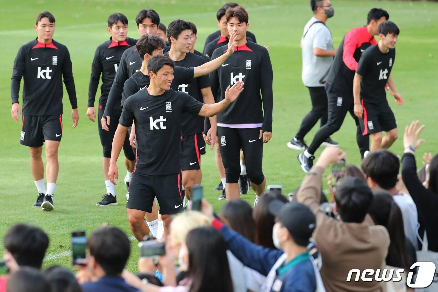 황희찬을 비롯한 대한민국 축구대표팀 선수들이 19일 오후 경기 파주 국가대표 트레이닝센터&#40;NFC&#41;에서 열린 오픈트레이닝에서 팬들을 향해 인사하고 있다. 파울루 벤투 감독이 이끄는 대한민국 축구대표팀은 오는 23일 고양종합운동장에서 코스타리카와 맞대결을 펼친 뒤, 27일 서울월드컵경기장에서 카메룬을 상대한다. 2022.9.19/뉴스1 ⓒ News1 이광호 기자