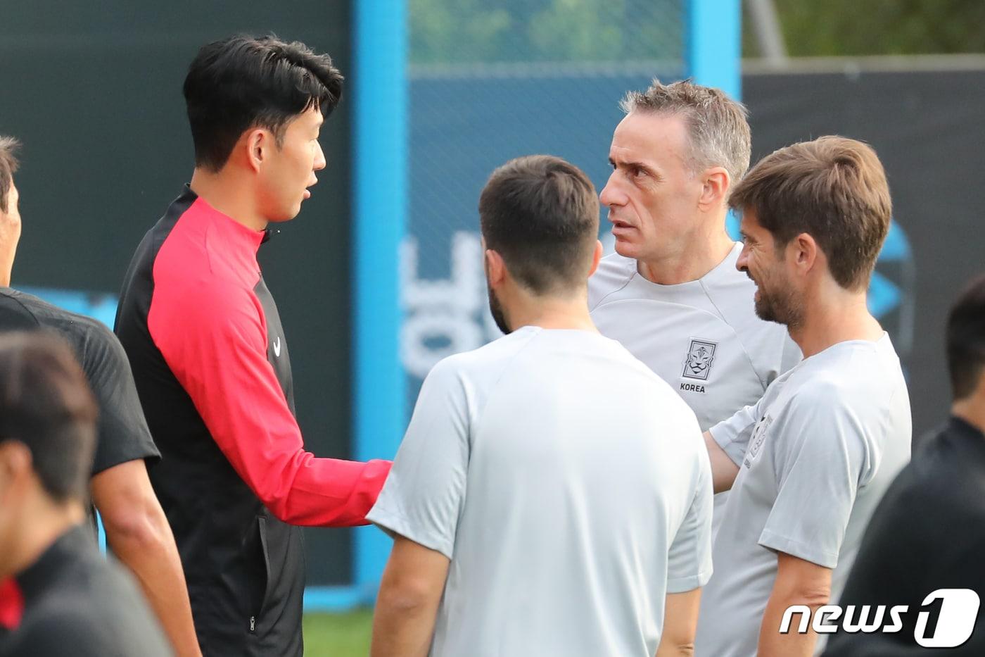 대한민국 축구대표팀 손흥민과 파울루 벤투 감독. 뉴스1 ⓒ News1 이광호 기자