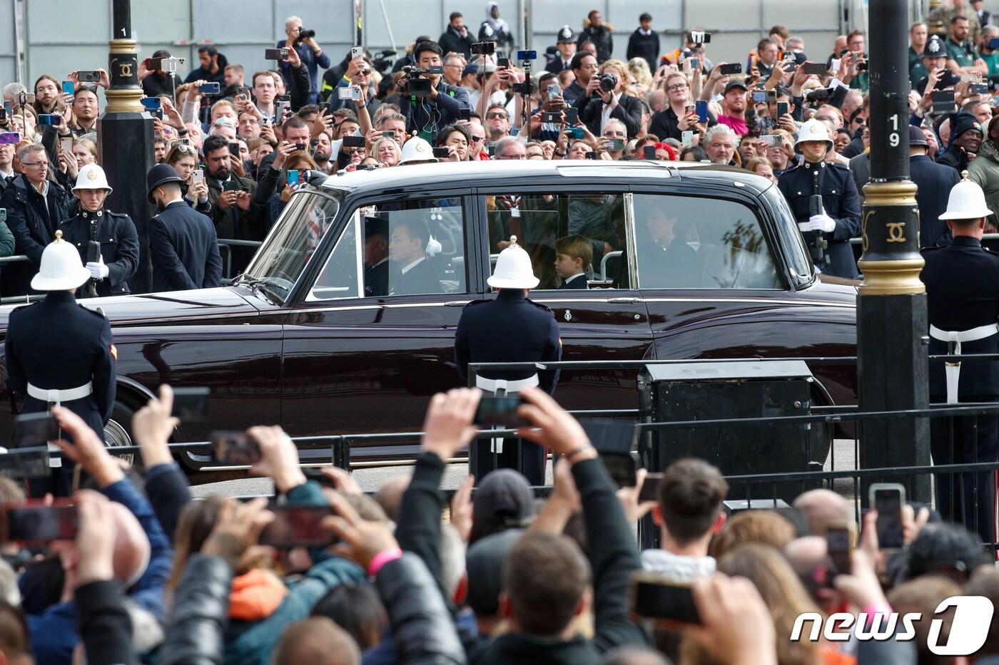 케이트 미들턴 왕세자빈, 조지 왕자가 19일 오후&#40;현지시간&#41; 영국 런던 웨스트민스터 사원에서 엘리자베스 2세 여왕 운구 행렬을 뒤따르고 있다. 2022.9.19/뉴스1 ⓒ News1 안은나 기자