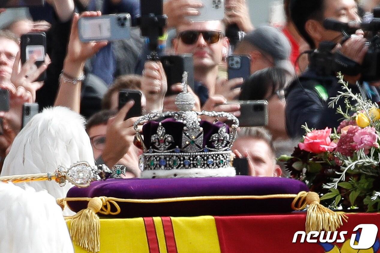19일 오후&#40;현지시간&#41; 영국 런던 웨스트민스터 사원에서 엘리자베스 2세 여왕의 국장이 끝나자 관이 버킹엄궁 방향으로 운구되고 있다. 2022.9.19/뉴스1 ⓒ News1 안은나 기자