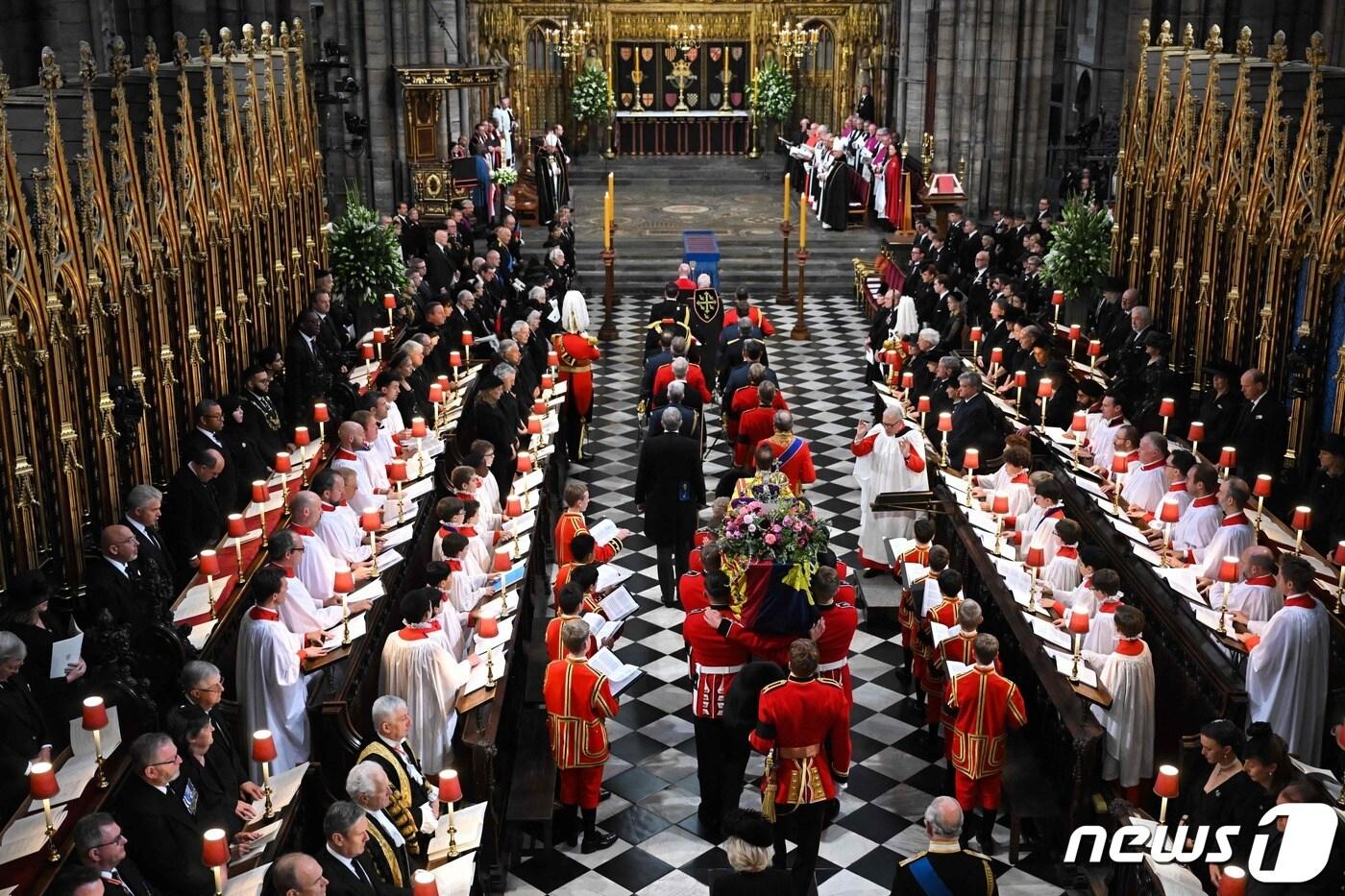 19일&#40;현지시간&#41; 영국 런던 웨스트민스터 사원으로 엘리자베스 2세 여왕의 관을 앞세운 국장행렬이 도착하고 있다. ⓒ AFP=뉴스1