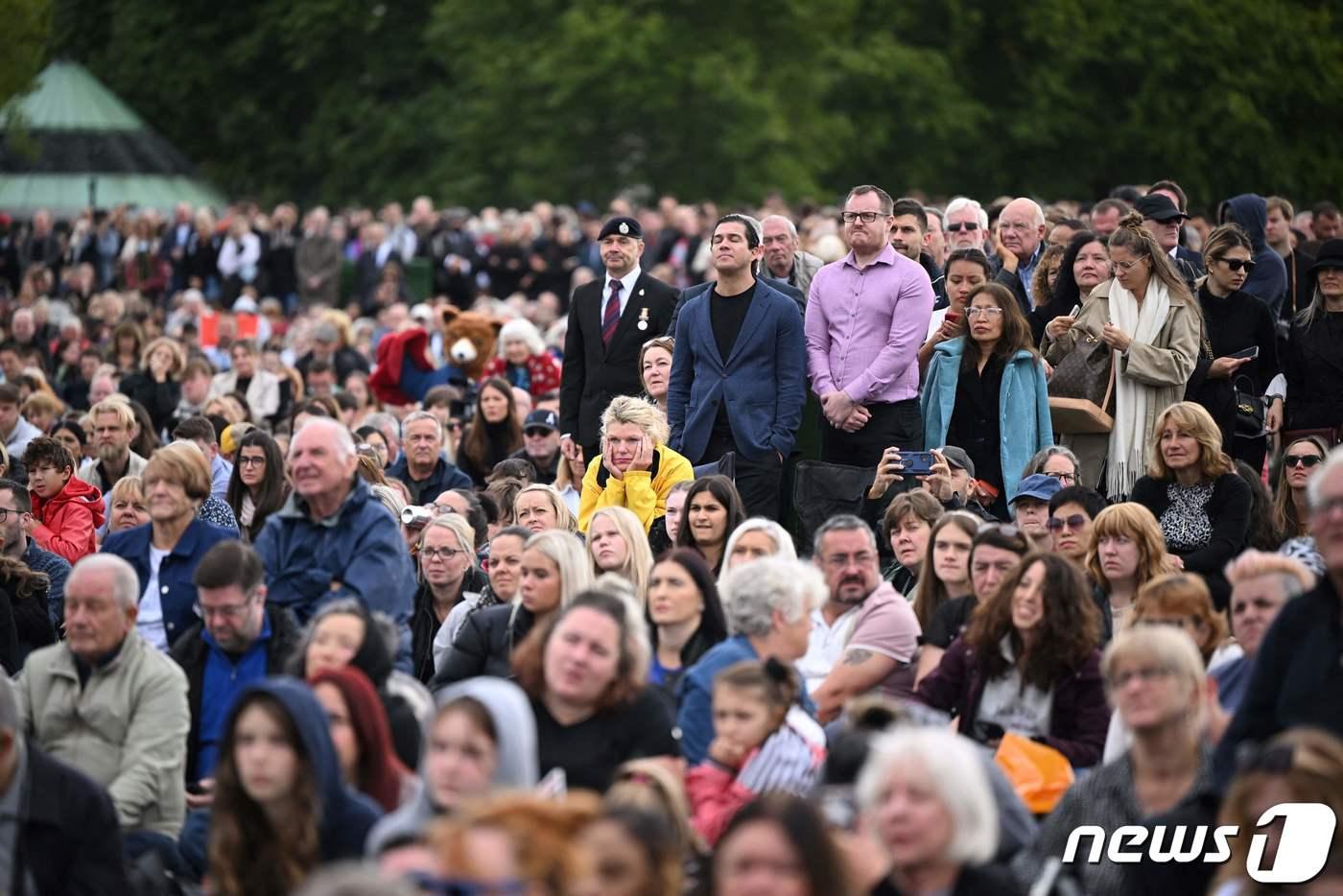 19일&#40;현지시간&#41; 영국 런던 하이드파크에서 시민들이 엘리자베스 2세 영국 여왕의 장례식을 대형 스크린으로 지켜보며 조의를 표하고 있다. ⓒ AFP=뉴스1 ⓒ News1 포토공용 기자