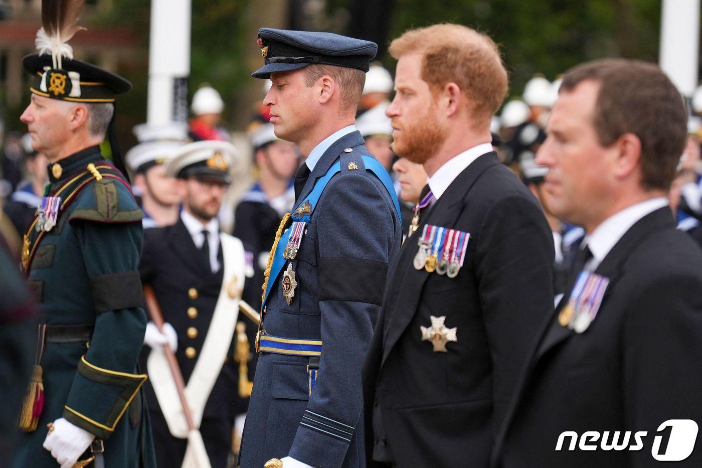 윌리엄 영국 왕자와 해리 왕자가 19일&#40;현지시간&#41; 영국 런던 웨스트민스터 사원으로 향하는 엘리자베스 2세 여왕의 국장 운구행렬을 뒤따르고 있다. ⓒ AFP=뉴스1