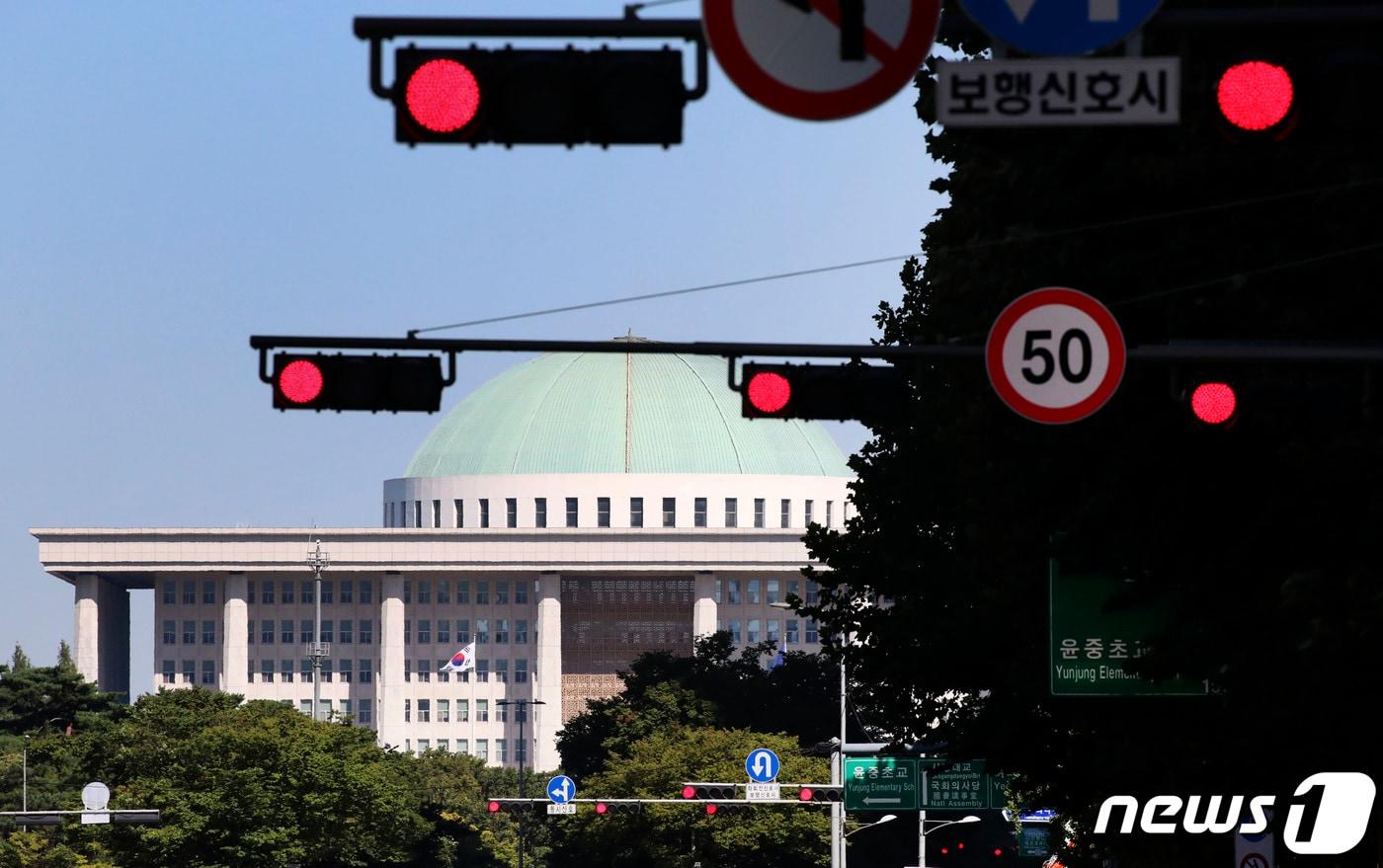 서울 여의도 국회의사당 앞 교통 신호등이 일제히 빨간불을 가리키고 있다. &#40;공동취재&#41; 2022.9.2/뉴스1 ⓒ News1 이재명 기자