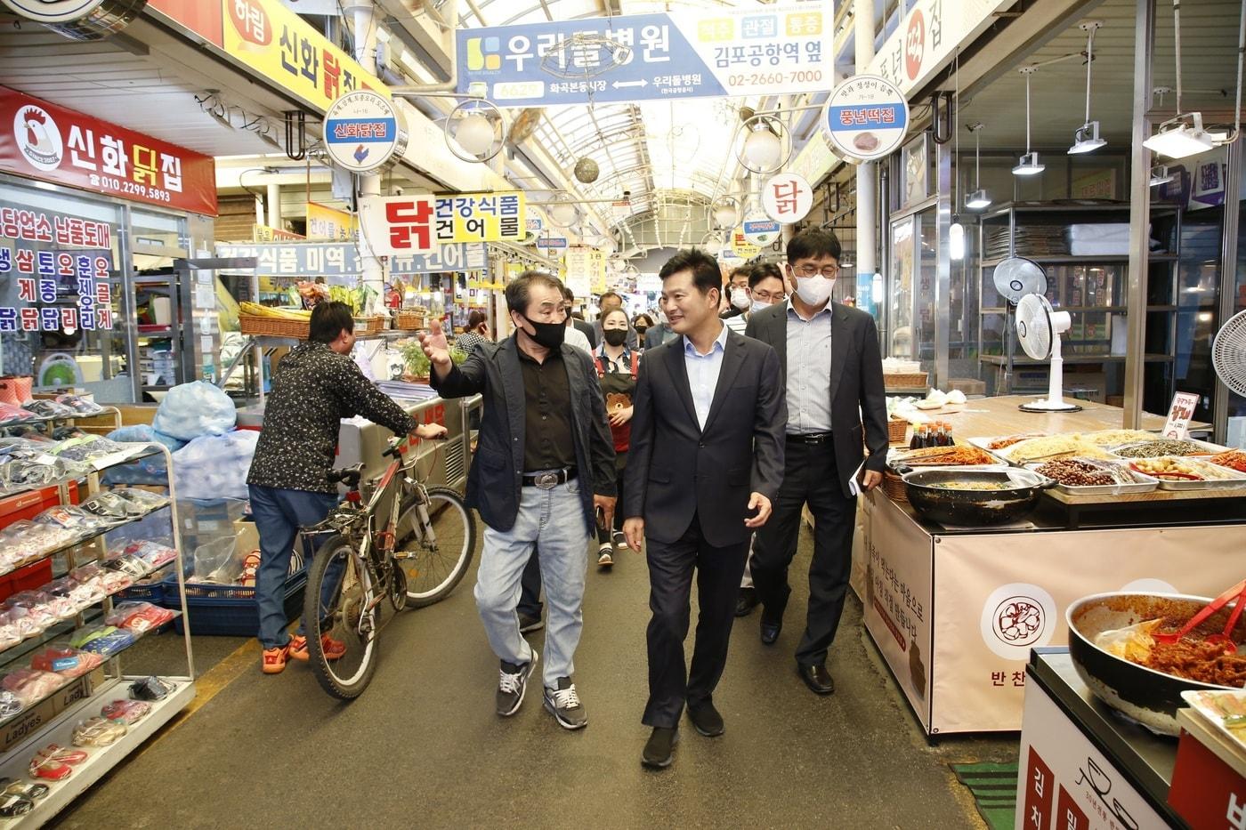 화곡본동시장에 방문한 김태우 강서구청장&#40;강서구 제공&#41;.