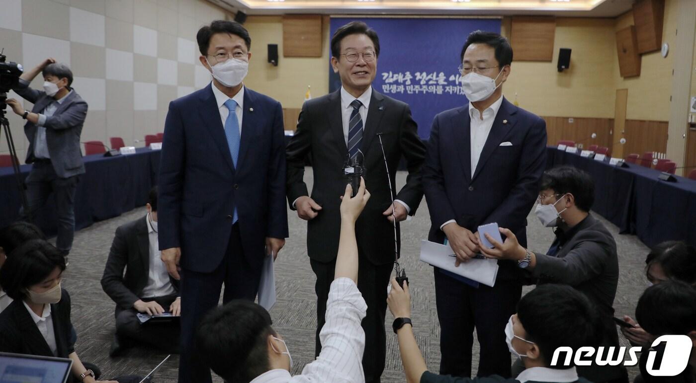 이재명 더불어민주당 당 대표가 2일 광주 서구 김대중컨벤션센터에서 열린 광주 현장 최고위원회의를 마친 뒤 취재진과 만나 질의응답하고 있다. 2022.9.2/뉴스1 ⓒ News1 이수민 기자