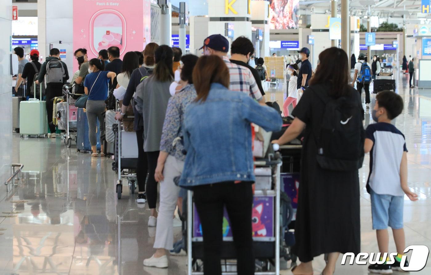 입국 전 신종 코로나바이러스 감염증&#40;코로나19&#41; 검사 폐지를 하루 앞둔 2일 오후 인천공항 제1여객터미널 출국장에서 여행객들이 탑승수속을 기다리고 있다.  2022.9.2/뉴스1 ⓒ News1 구윤성 기자