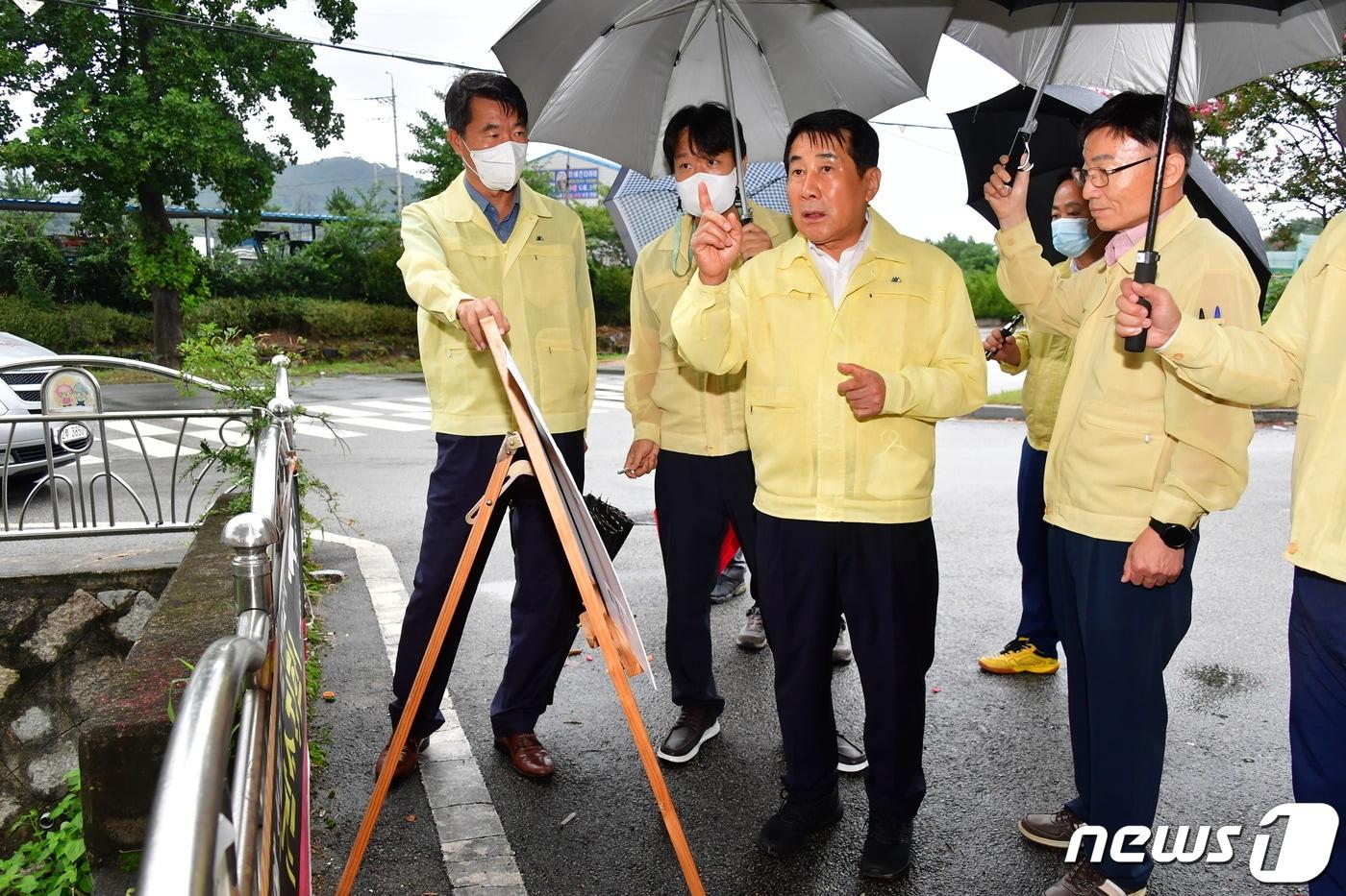 나동연 경남 양산시장&#40;왼쪽 세 번째&#41;이 2일 태풍 힌남노 북상에 대비해 재해우려 지역에 대한 점검을 하고 있다. &#40;양산시 제공&#41;