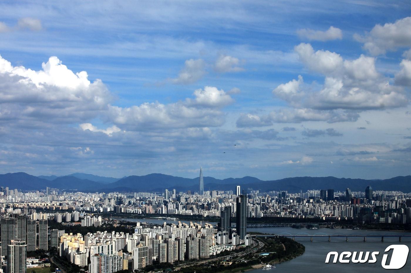 2일 오후 서울 영등포구 여의도 63아트 전망대에서 바라본 하늘. 2022.9.2/뉴스1 ⓒ News1 구윤성 기자