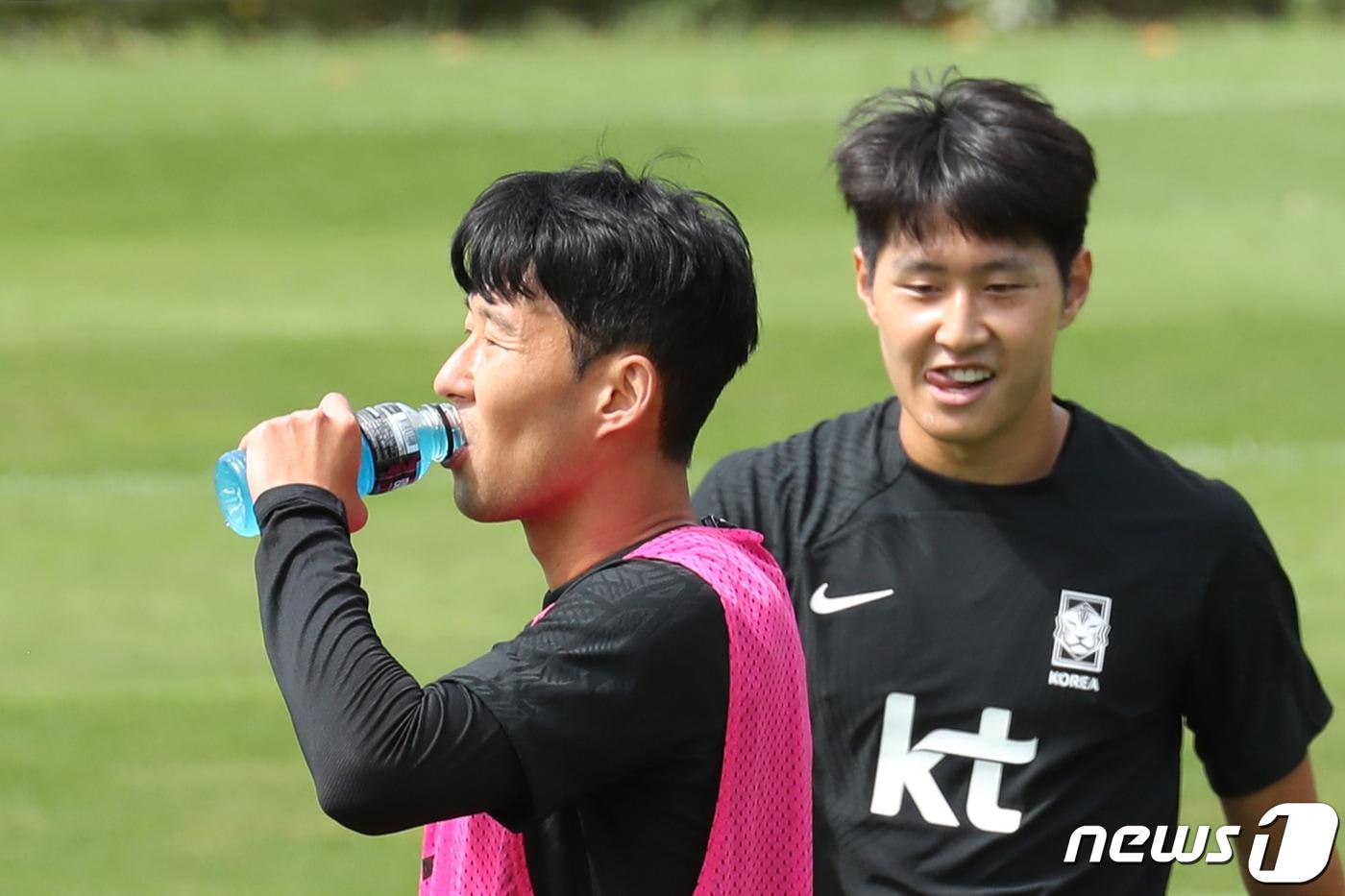 대한민국 축구대표팀 손흥민이 20일 오전 경기 파주 국가대표 트레이닝센터&#40;NFC&#41;에서 가진 훈련에서 음료를 마시고 있다. 2022.9.20/뉴스1 ⓒ News1 이광호 기자