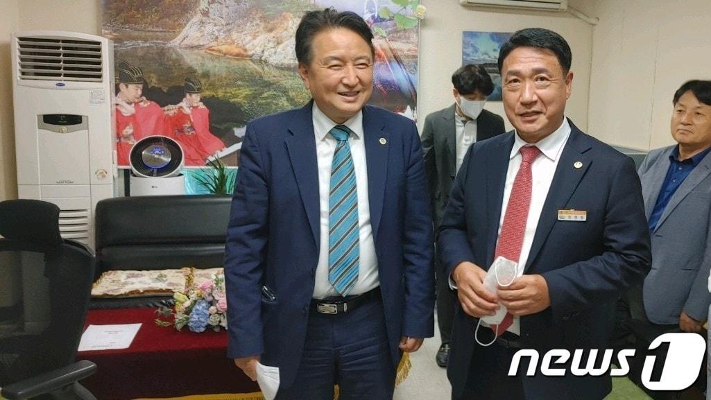 20일 김영환 충북지사가 영동군을 방문, 입장을 밝히고 있다. /뉴스1 장인수 기자  