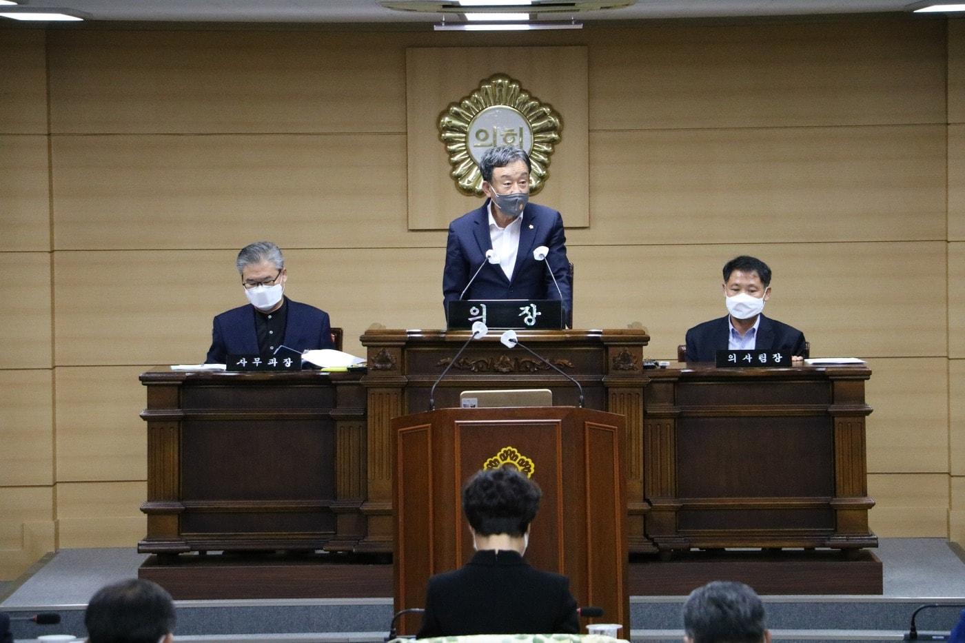  장성용 부여군의회 의장이 인사말을 하고 있다.&#40;부여군의회 제공&#41;