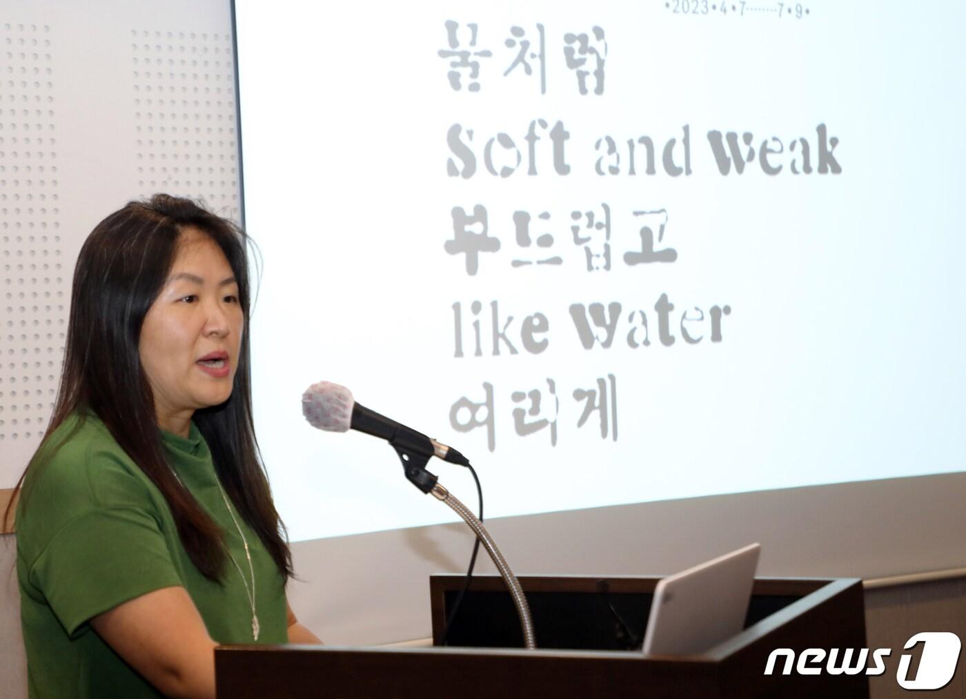 이숙경 광주비엔날레 예술감독이 9월20일 오후 7시 광주 서구 홀리데이인호텔에서 열린 제14회 광주비엔날레 참여작가 발표 기자회견에서 작가와 작품을 설명하고 있다. 2022.9.21/뉴스1 ⓒ News1 이수민 기자