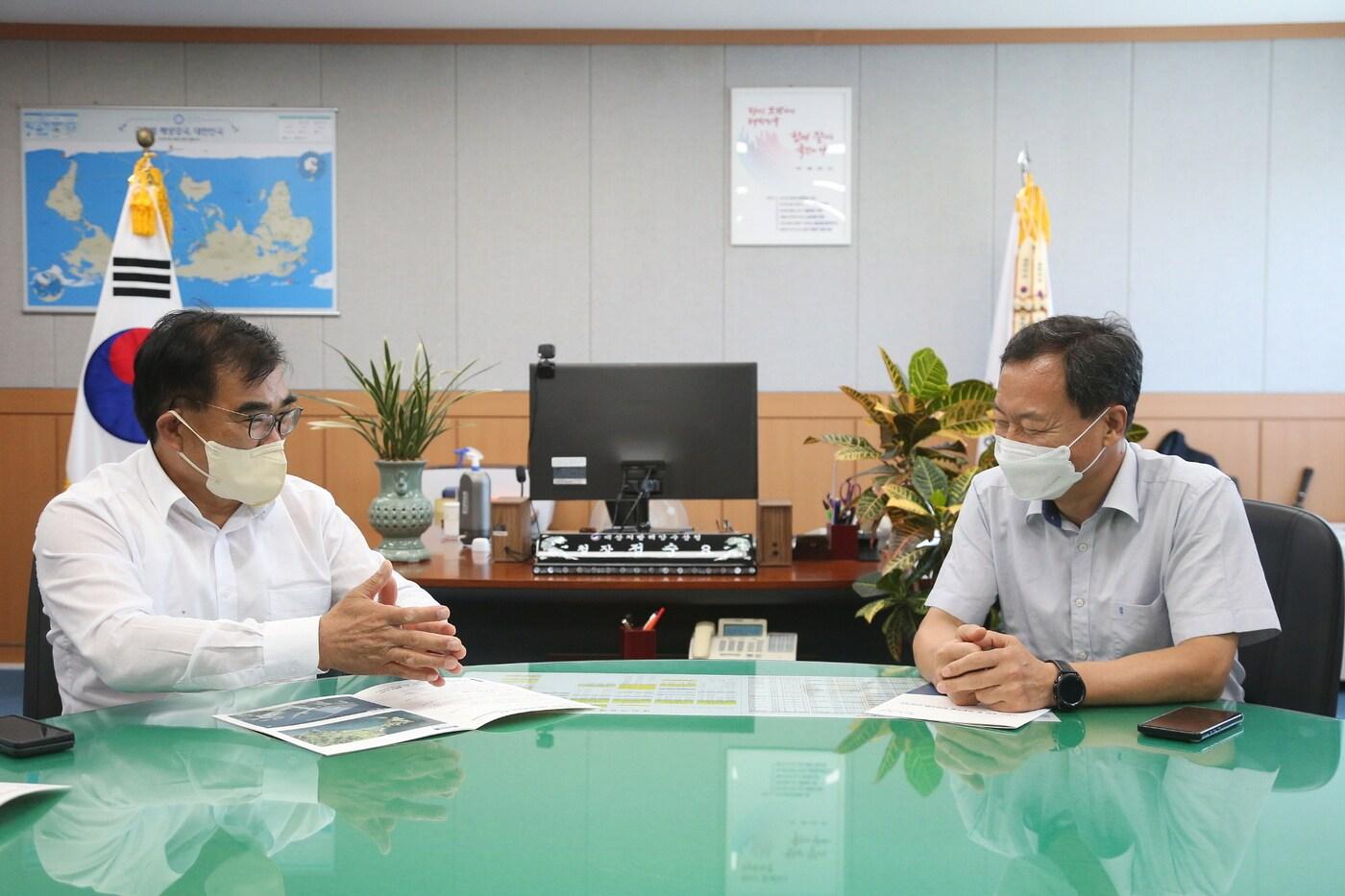 김기웅 서천군수&#40;왼쪽&#41;가 정순요 대산지방해양수산청장과 면담하고 있다. &#40;서천군 제공&#41; 