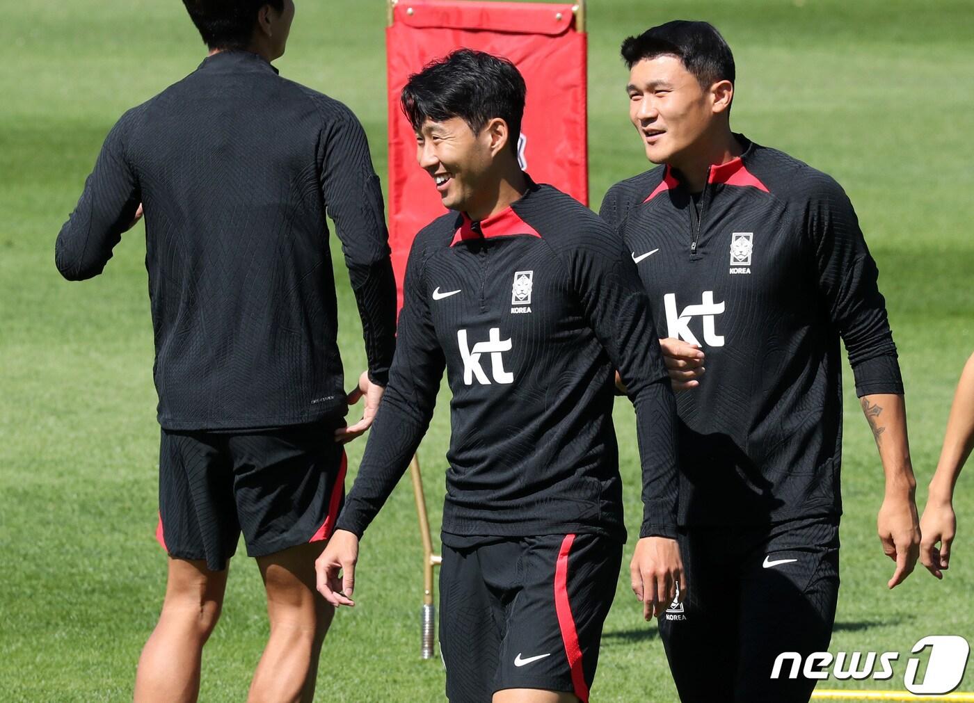 대한민국 축구대표팀 손흥민과 김민재가 21일 오전 경기 파주 국가대표 트레이닝센터&#40;NFC&#41;에서 가진 훈련에서 대화를 나누고 있다. 대한민국 축구대표팀은 오는 23일 고양종합운동장에서 코스타리카와 맞대결을 펼친 뒤, 27일 서울월드컵경기장에서 카메룬을 상대한다. 2022.9.21/뉴스1 ⓒ News1 이동해 기자