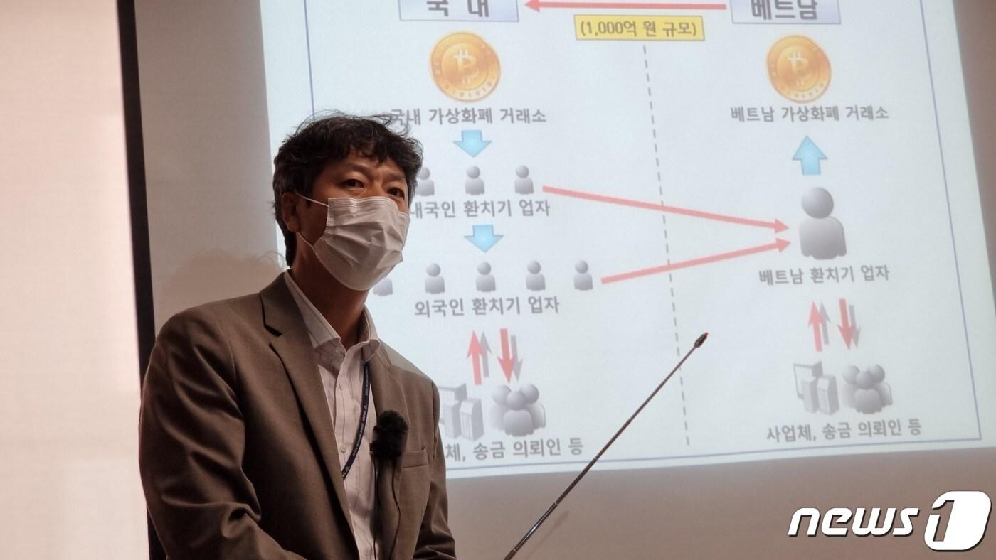 21일 전북경찰청에서 이웅진 전북경찰청 첨단안보수사계 경위가 &#39;외국환거래법 위반 일당 검거&#39;와 관련한 설명을 하고 있다.2022.9.21/뉴스1 이지선기자