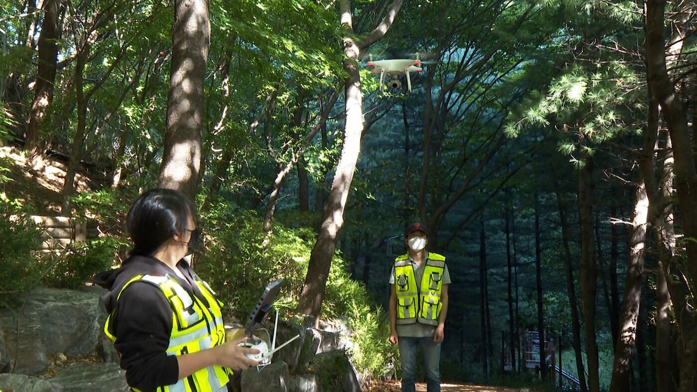 서울 성동구는 지난 21일 점검 인력의 물리적인 접근이 어려운 관내 산사태 취약지역인 매봉산·대현산·응봉산 등 5곳을 대상으로 드론을 활용한 항공촬영을 통해 점검을 실시했다고 22일 밝혔다. &#40;성동구 제공&#41;