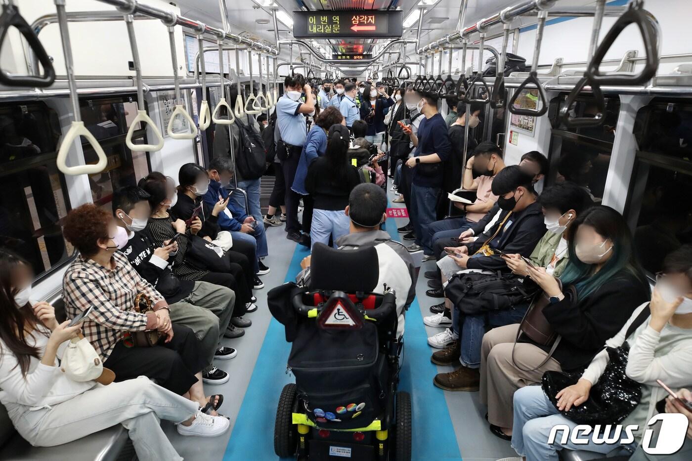 전국장애인차별철폐연대 회원들이 23일 서울 용산구 삼각지역에서 장애인 권리예산 쟁취 113일차 삭발 결의식을 마친 후 지하철에 탑승하고 있다. 2022.9.23/뉴스1 ⓒ News1 조태형 기자