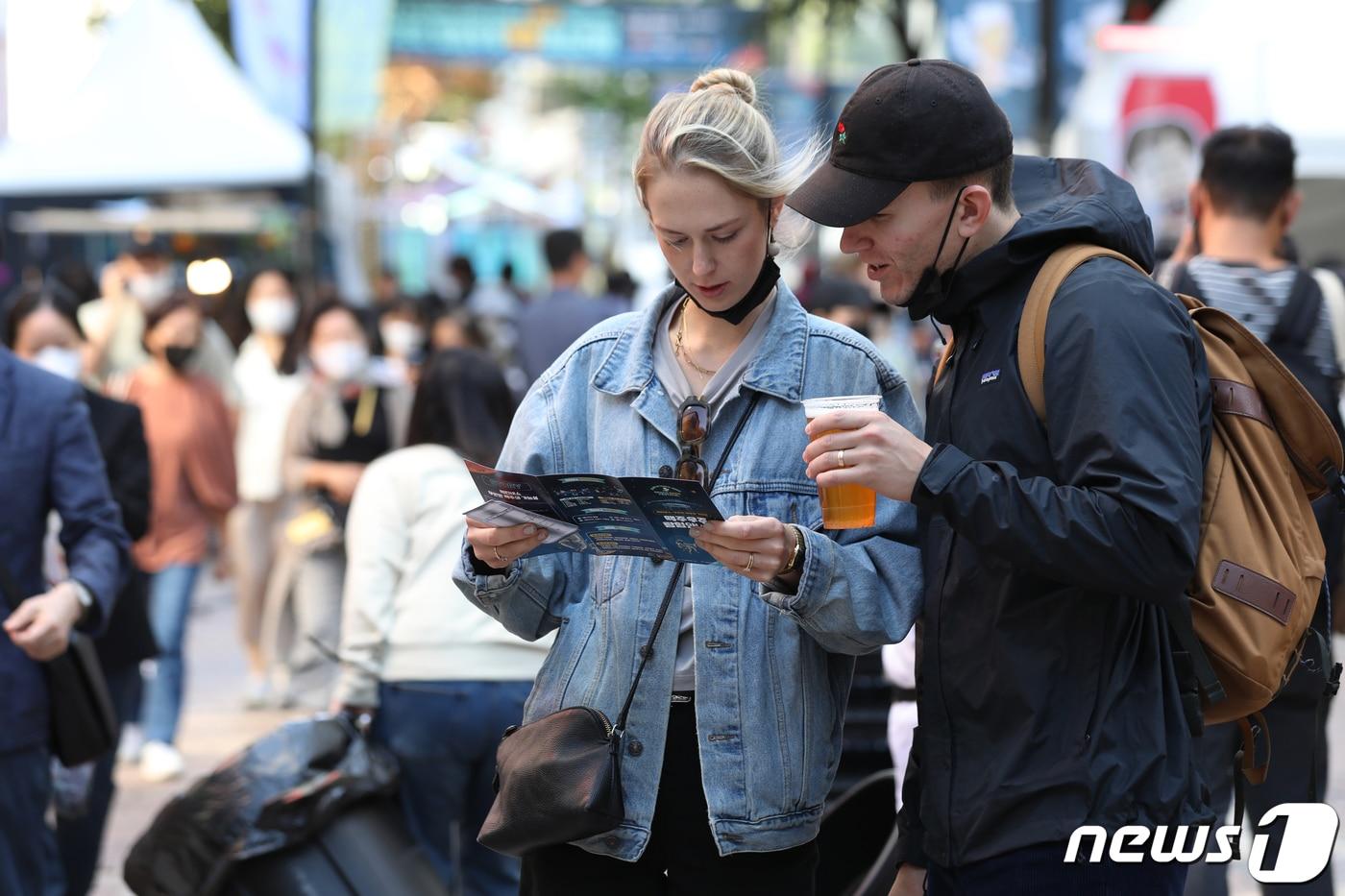 23일 오후 서울 중구 명동에서 열린 &#39;2022 명동우주맥주 페스티벌&#39;을 찾은 외국인 관광객들이 맥주를 즐기고 있다. 명동지역 상생과 문화 활설화를 위해 마련된 이번 맥주 축제는 오는 24일까지 진행된다. 2022.9.23/뉴스1 ⓒ News1 이광호 기자