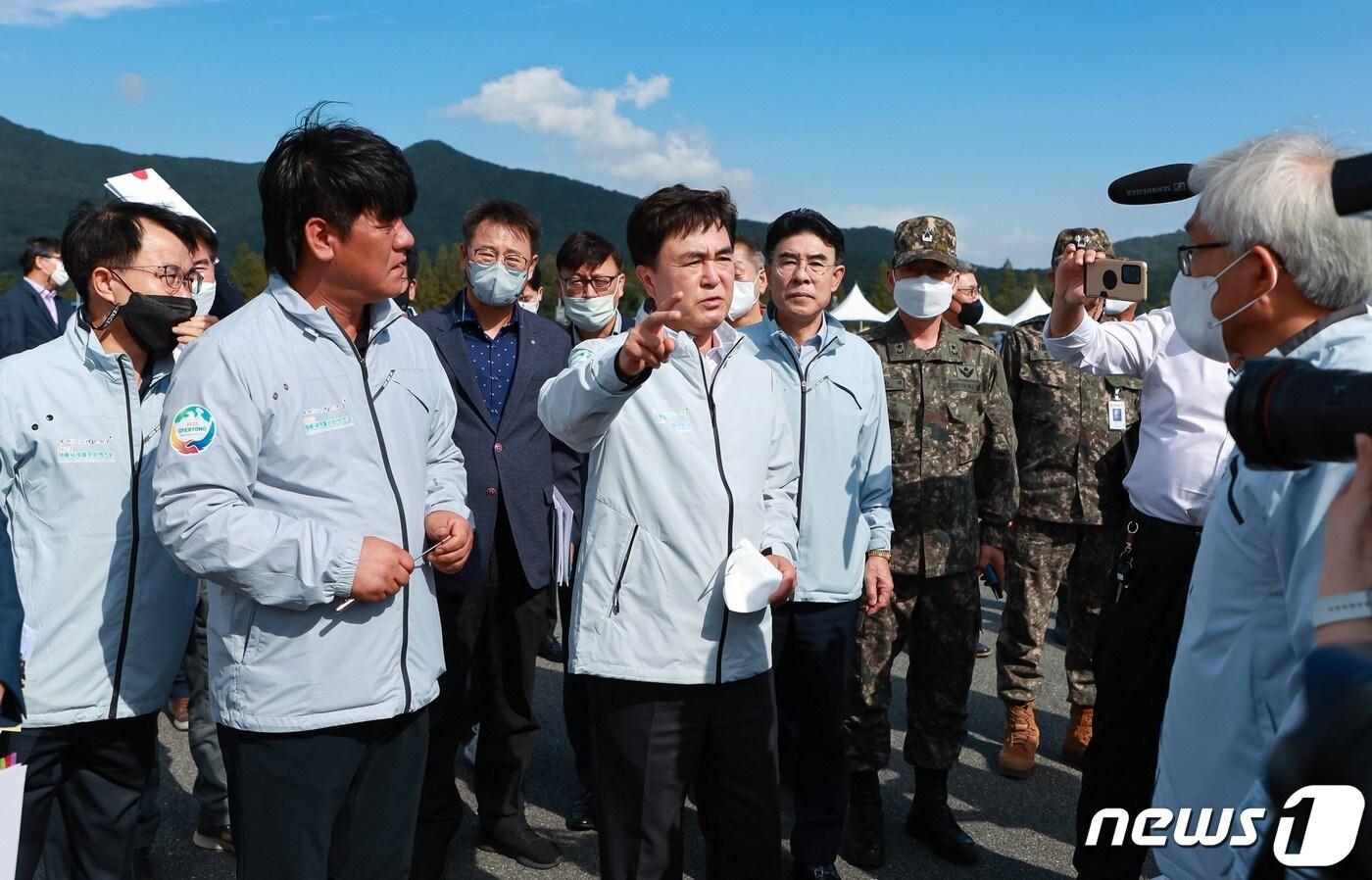 ‘2022계룡세계군문화엑스포’ 개막을 14일 앞두고 현장점검에 나선 김태흠 충남지사가 행사 관계자와 이야기를 나누고 있다. &#40;엑스포 조직위 제공&#41;