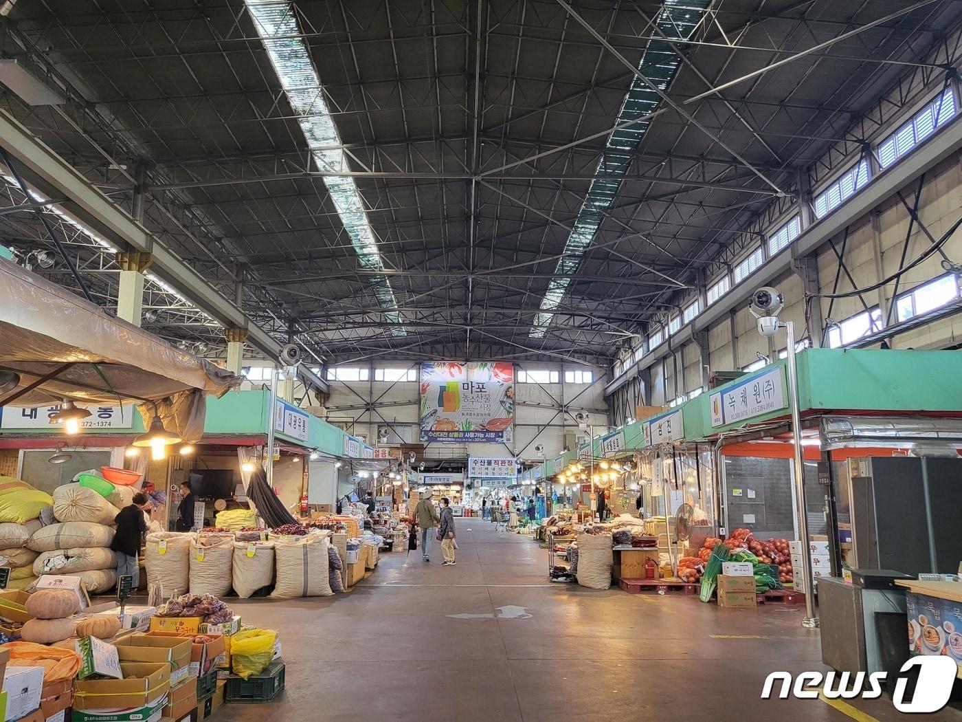 23일 서울 마포구 마포 농수산물 시장이 한산한 모습. ⓒNews1 신윤하 기자.