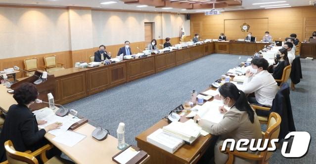 전주시의회 예산결산위원회는 23일 전주시 2차 추가경정 예산을 심사를 갖고, 6개 사업에서 총 40억8064만원을 삭감했다.&#40;전주시의회 제공&#41; 2022.09.23/뉴스1