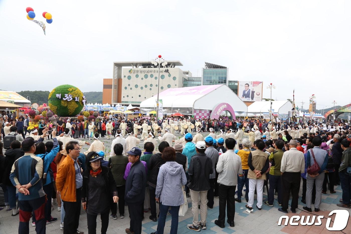 38회 금산인삼축제를 찾은 관람객들이 공연을 관람하고 있다.  &#40;자료사진&#41;