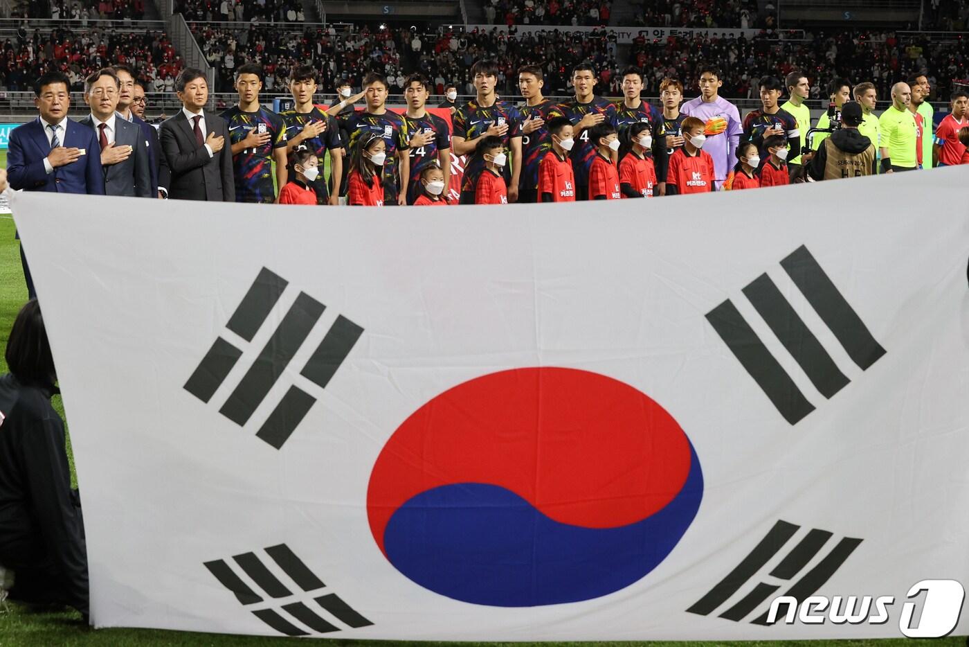 파울루 벤투 감독이 이끄는 대한민국 축구국가대표팀 선수들이 23일 오후 경기 고양종합운동장에서 열린 코스타리카와의 친선경기에 앞서 애국가를 부르고 있다. 2022.9.23/뉴스1 ⓒ News1 이광호 기자