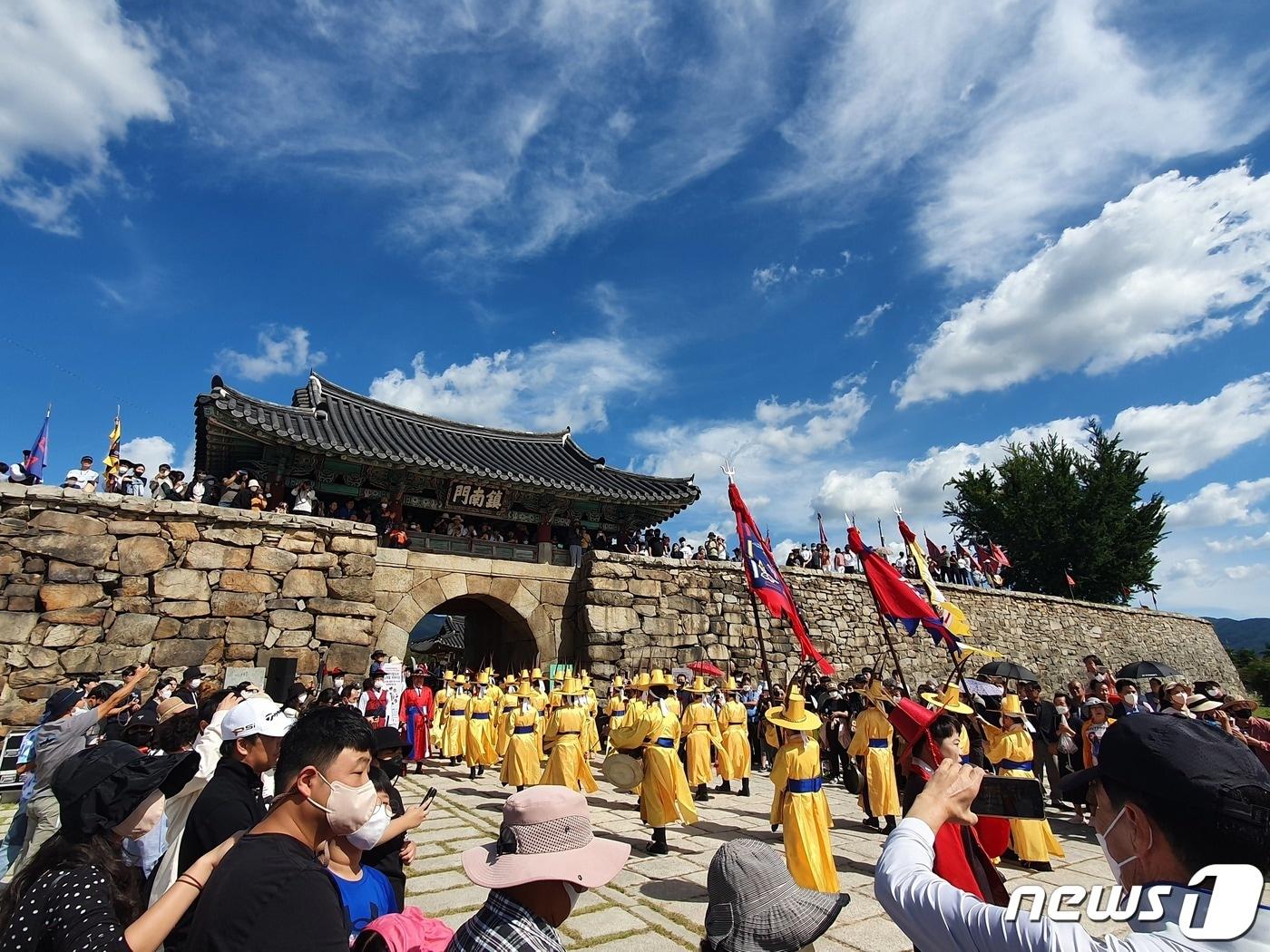 해미읍성 축성 600주년을 기념해 &#39;이순신 군관이 맞이하는 충청병마절도사 부임 행렬 퍼레이드&#40;서산시 제공&#41;