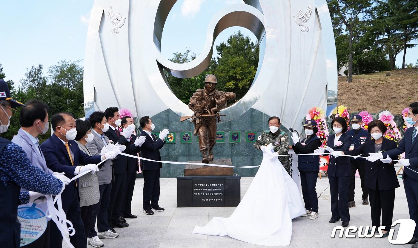 월남전참전기념탑 준공식에서 최기문 영천시장과 관계자들이 제막식을 하고 있다. &#40;영천시 제공&#41; 2022.9.24/뉴스1