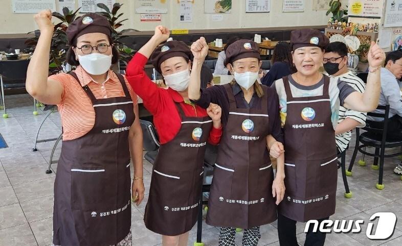 계룡시가 관내 일반음식점에 배부한 군문화엑스포 홍보용 앞치마와 위생모. &#40;계룡시 제공&#41; 