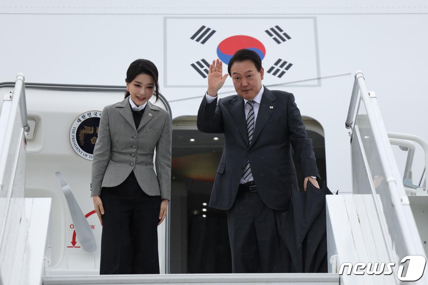 윤석열 대통령과 김건희 여사가 22일 오후&#40;현지시간&#41; 미국 뉴욕 JFK 국제공항에서 캐나다로 향하는 공군 1호기에 탑승하며 인사하고 있다. &#40;대통령실 제공&#41; 2022.9.25/뉴스1 ⓒ News1 안은나 기자