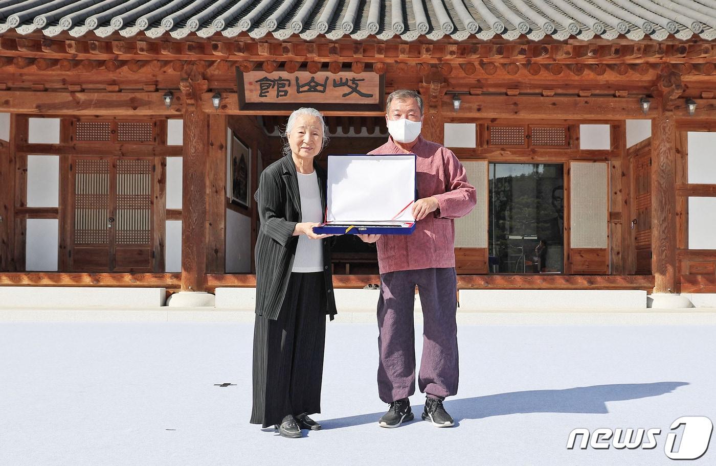 산청군은 ‘제12회 박헌봉 국악상’에 이영희 명인&#40;왼쪽&#41;을 선정했다&#40;산청군 제공&#41;