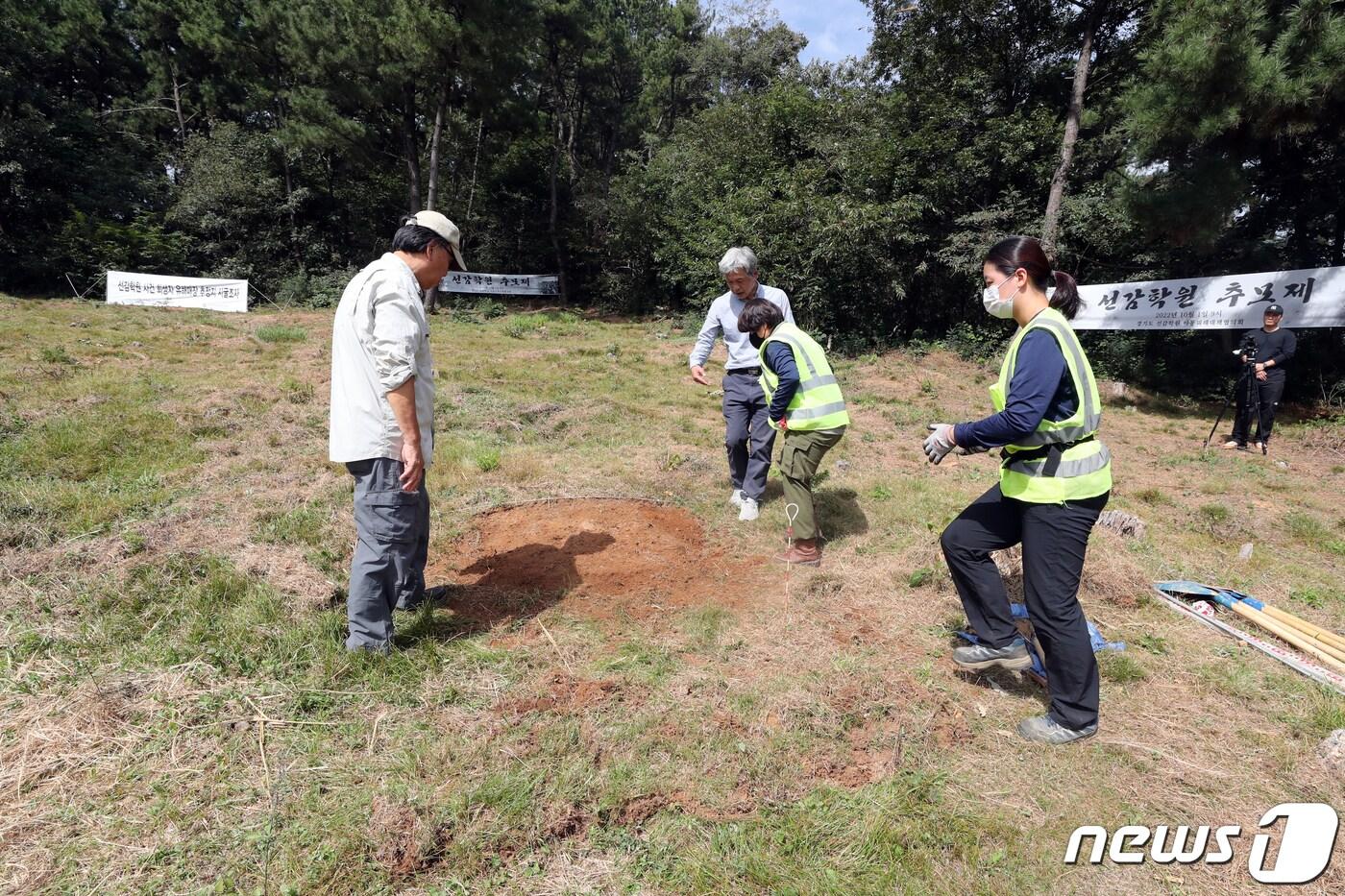 26일 오전 경기 안산시 단원구 선감학원 아동 인권침해 유해 매장지에서 조사단원들이 시굴을 하고 있다.. 2022.9.26/뉴스1 ⓒ News1 황기선 기자