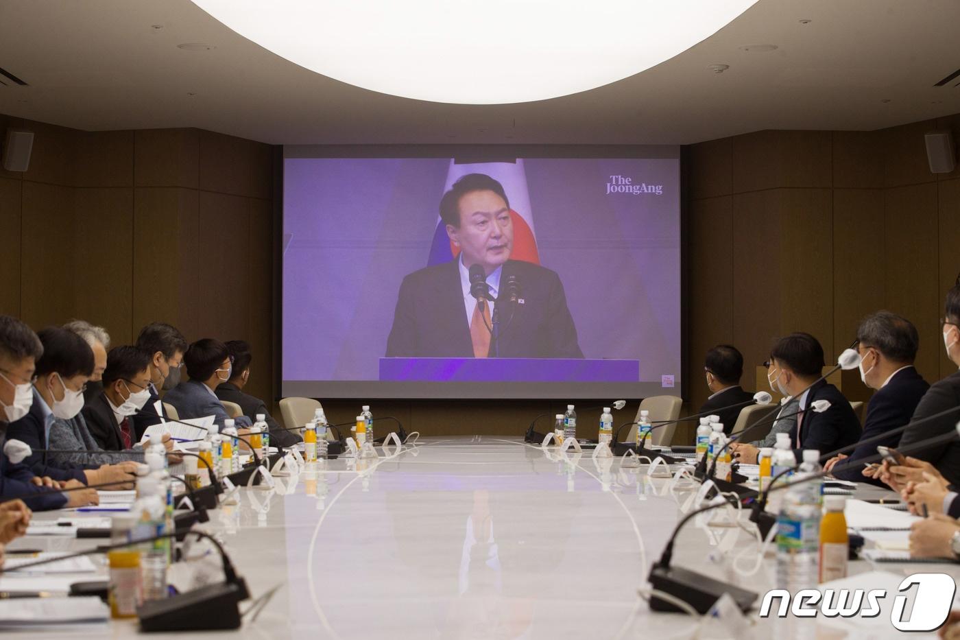 박윤규 과학기술정보통신부 제2차관이 26일 오전 서울 중구 대한상공회의소에서 열린 &#39;윤석열 대통령 북미순방 성과 공유, 뉴욕구상 간담회&#39; 에 참석해 관련 동영상을 시청하고 있다. &#40;과기정통부 제공&#41; 2022.9.26/뉴스1