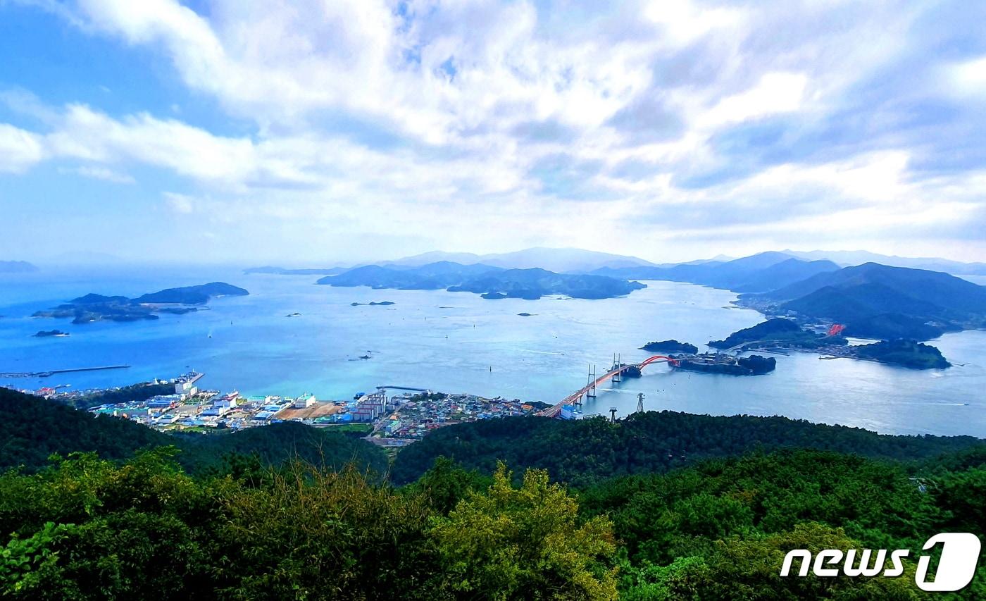 각산에서 내려다본 삼천포항과 한려해상국립공원. 쪽빛 바다에 뜬 아름다운 섬들을 연결하는 창선-삼천포대교.